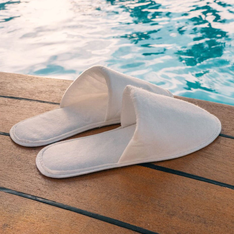 Weiße Hotelslipper aus Bambusfaser vorne geschlossen