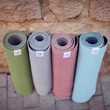 Nachhaltige Yogamatten in vier vers.chiedenen Farben | Yogamatten aus (recyceltem) Naturkautschuk und Bio-Baumwolle