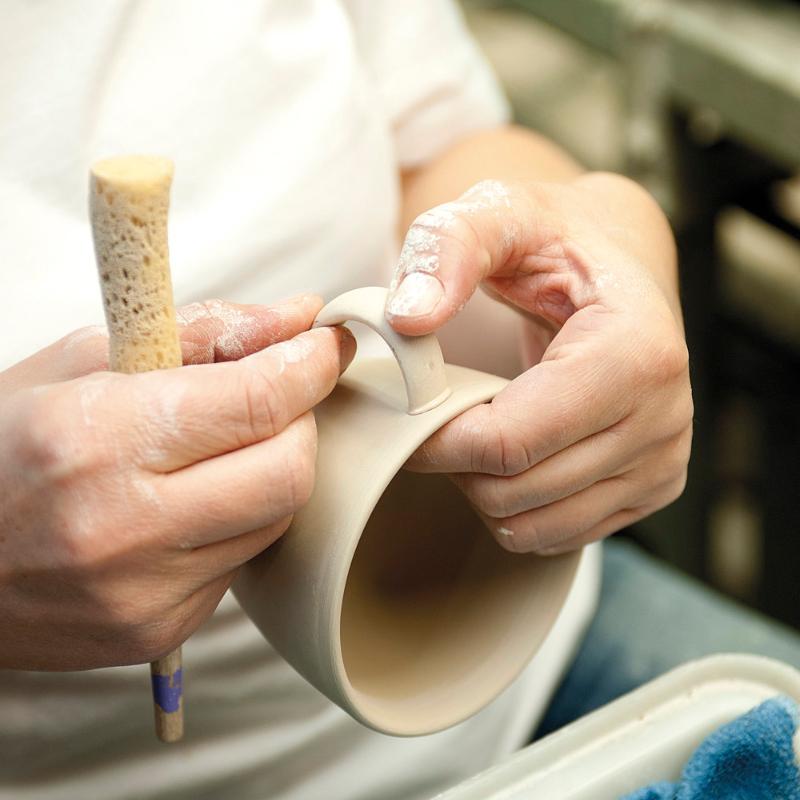 Herstellung Porzellan Milchkaffee Tasse in Handarbeit