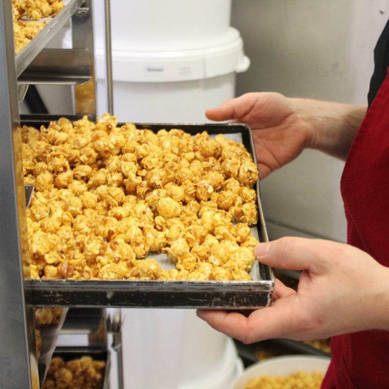 Blech mit Popcorn zum Abkühlen